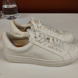 🤍 Universal Thread White Sneakers – Women’s Size 6.5 – Classic Lace-Up Shoes